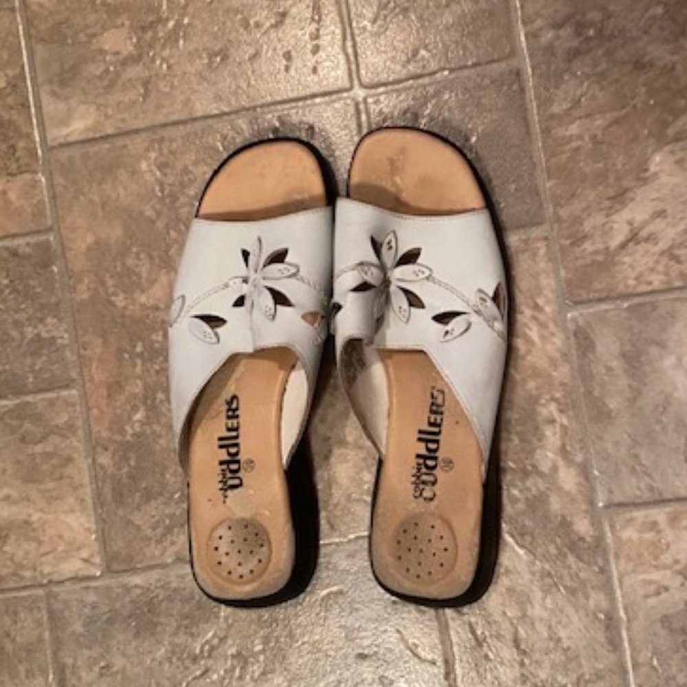 Cabbie Cuddlers Ladies Floral White Sandals Size 10